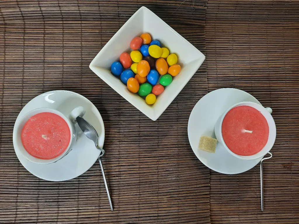Tasses expressos avec assiettes