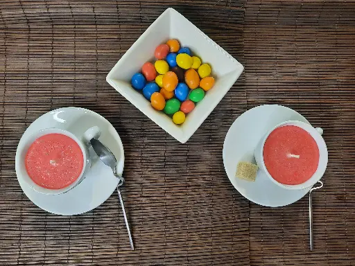 Tasses expressos avec assiettes